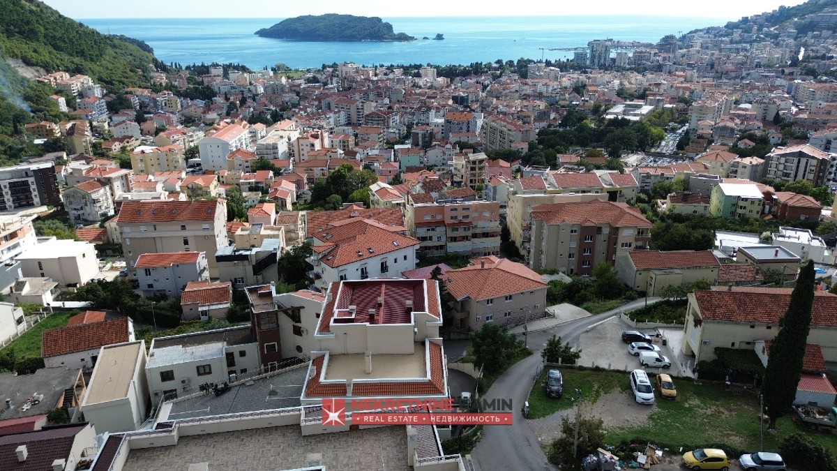 Penthouse sa krovnom terasom i pogledom na more, Budva